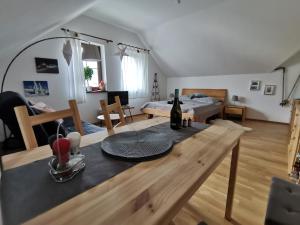 un soggiorno con tavolo e letto di Moji Sousedi - Apartmán Červená a Deštné v Orlických horách