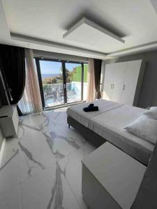 サパンジャにあるSapanca Villa View Suiteの大きなベッドと大きな窓のある寝室 +64枚の写真
