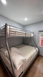 - une chambre avec des lits superposés dans l'établissement APARTAMENTO PRADERAS PANTANO SAN JUAN PRIMERA PLANTA, à Pelayos de la Presa