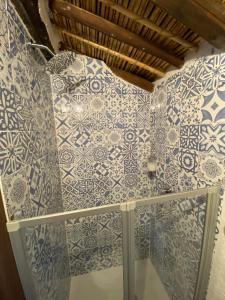 a bathroom with blue and white tiles on the wall at Sa domu de don Ninnu bed breakfast Spa in Gesturi