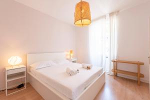 Letto o letti in una camera di ALTIDO Bright 2BR Apt Right Next to the Waterfront