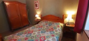 1 dormitorio con 1 cama y 2 lámparas en 2 mesas en Gites de le musre, en Laveline