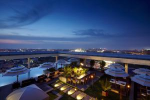 una vista aerea di un resort di notte di Turyaa Chennai - OMR IT Expressway a Chennai