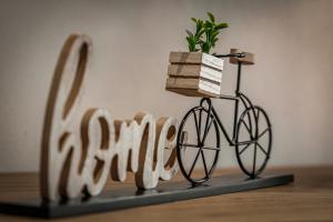 Un cartel de madera con una bicicleta y una planta encima. en Luxurious and Royal Apartment in the Old Town, en Bratislava 27 fotos más