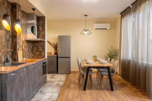 Η κουζίνα ή μικρή κουζίνα στο Three Lilies Apartments