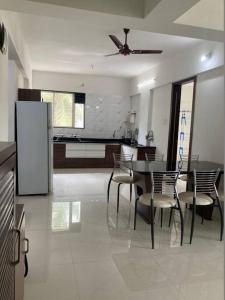een keuken en eetkamer met een tafel en stoelen bij Secluded Serenity in Central Pune:Your Second home in Pune