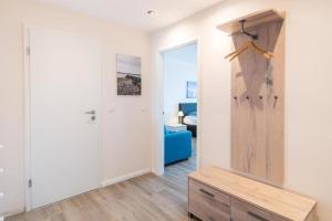 um quarto com um armário e uma porta com um sofá azul em Förde-Lodge em Glücksburg