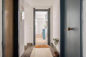 Little House Mavi by DomuSicily في باليرمو: ممر مع باب يؤدي إلى غرفة