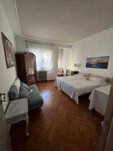 duża sypialnia z 2 łóżkami i kanapą w obiekcie Residenza delle Farfalle w Padwie