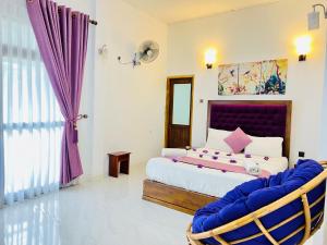 una camera da letto con un letto e una sedia di Heaven Breeze a Kandy