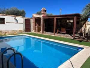 a swimming pool in a yard with a house at TOLEDO ENCANTADO Piscina y BBQ privada 2,5 km de Puy du Foy in Argés