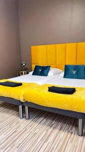 1 dormitorio con 2 camas y almohadas azules en Villa Ventana 2 City Free Parking Śniadanie w cenie 503 18 18 11, en Poznan