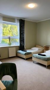 Cette chambre comprend 2 lits et une fenêtre. dans l'établissement Villa Ventana 2 City Free Parking Śniadanie w cenie 503 18 18 11, à Poznań