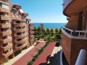 uma vista para o oceano a partir da varanda de um edifício em ACV - Acapulco II-1ª Linea Planta 5 Norte em Oropesa del Mar