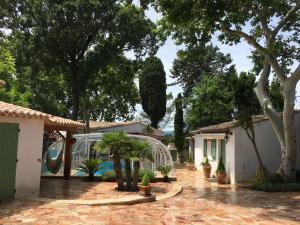 Vonkajšia záhrada v ubytovaní Villa de charme très grand confort à pied du centre historique d'Uzés