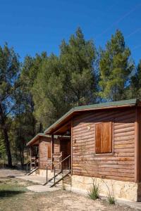 uma cabana na floresta com árvores ao fundo em ALBERGUE CONTRERAS em Minglanilla