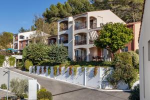 un bâtiment avec une clôture devant lui dans l'établissement Le Club Mougins, à Mougins