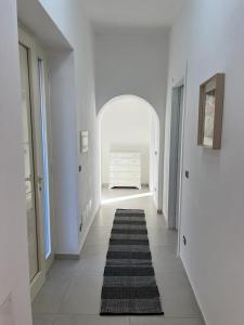un pasillo con paredes blancas y un pasillo con alfombra en Pierina's house - Vista colline, en Bonnanaro