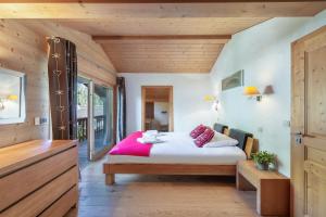 沙泰勒的住宿－Casa Linga - Chalet - BO Immobilier，卧室配有一张带粉红色枕头的大床