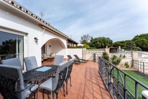 eine Terrasse mit Tisch und Stühlen auf einem Balkon in der Unterkunft Casa Gosia bungalow Cabopino in Marbella