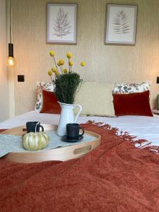a tray with pumpkins and a vase on a bed at Villa no Jardim dos Aromas in Gião