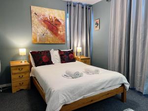 En eller flere senge i et værelse på SELF Check In Room Accommodation ONLY The Castle, Coldstream
