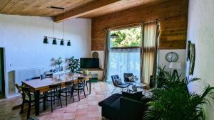 O zonă de relaxare la Grande maison Carpediem, le calme à la campagne