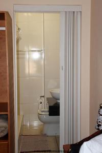 łazienka z toaletą i umywalką w obiekcie Meet Mekaar Resorts - Nquthu Hotel w mieście Nqutu