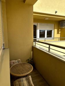 d'un balcon avec une table dans l'angle de la chambre. dans l'établissement Apartman Sunce, à Požarevac