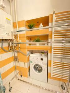 uma lavandaria com uma máquina de lavar roupa e uma máquina de lavar roupa em Sziv Apartment - Modern and Comfortable em Budapeste
