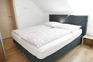 Łóżko lub łóżka w pokoju w obiekcie Appartement Mauterndorf