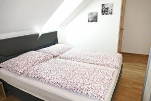 Łóżko lub łóżka w pokoju w obiekcie Appartement Mauterndorf