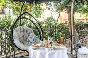 Mangili Garden Hotel في روما: طاولة مع أطباق من الطعام موضوعة على رأس العدوء