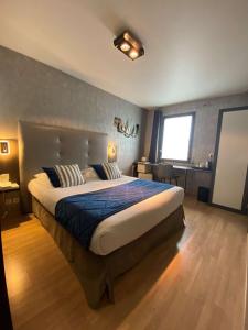 a bedroom with a large bed in a room at Hotel Best Western La Mare Ô Poissons in Ouistreham