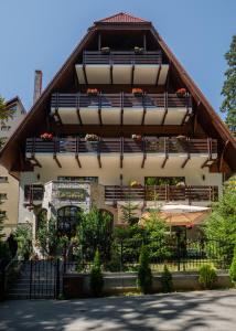 un edificio con balcones en un lateral en Opus Villa, en Sinaia