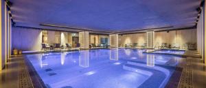 a large swimming pool in a hotel room at DoubleTree by Hilton Sanliurfa in Sanlıurfa