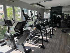 Fitness centrum a/nebo fitness zařízení v ubytování The prio apartment chiangmai airport