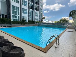 Bazén v ubytování The prio apartment chiangmai airport nebo v jeho okolí
