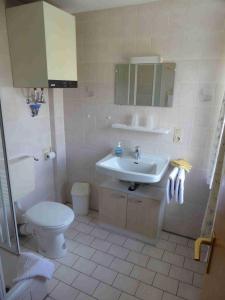 een badkamer met een toilet en een wastafel bij Landgasthof Lüder in Lüder