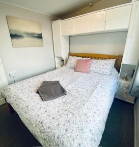 um quarto com uma cama com uma bolsa em Bucklands at Bideford Bay em Bucks Mills