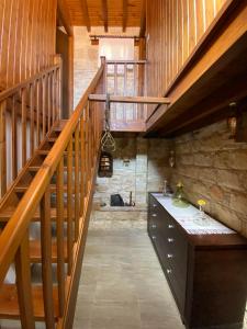 uma cozinha com uma escada e um lavatório num quarto em Lofitiko em Lofou
