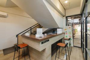 un bar in un ristorante con due sgabelli di Urbanview Caverna Gandaria by RedDoorz a Giacarta