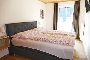 Łóżko lub łóżka w pokoju w obiekcie Appartement Mauterndorf