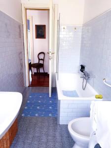 La salle de bains est pourvue d'une baignoire, d'un lavabo et de toilettes. dans l'établissement Le Due Tortore, à Ancône
