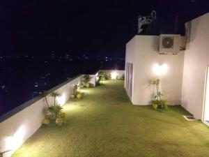 um quintal à noite com luzes no lado de um edifício em Capital TRUST Residencies Kotte em Sri Jayewardenepur- Kotte