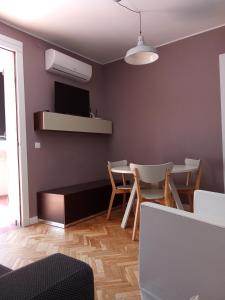 sala de estar con mesa de comedor y sillas en Casa Melé 2, Parking privado opcional, en Lleida