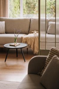吉波瓦的住宿－Villa Saltic，客厅配有沙发和桌子