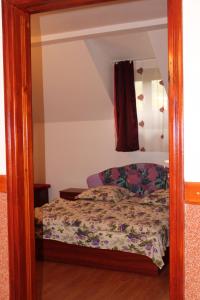 a mirror reflection of a bed in a bedroom at Casa Dănuț in Reşiţa