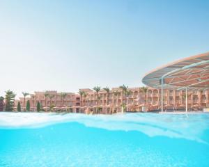 uitzicht op het resort vanaf het water bij Pickalbatros Palace - Aqua Park Hurghada in Hurghada