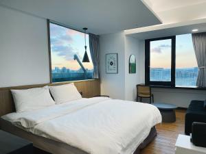 Postel nebo postele na pokoji v ubytování 小隱居Hermit Dorm-聖雄商旅